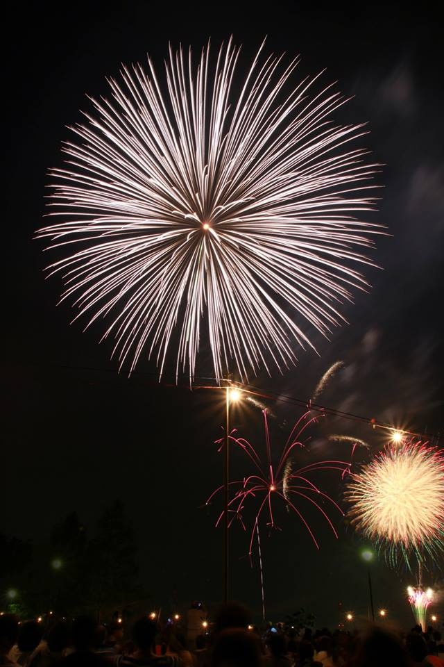 Theo các sách du lịch Nhật, lễ bắn pháo hoa đầu tiên được tổ chức tại Edo (Tokyo hiện nay) vào năm 1733 để cầu siêu cho những người chết trong dịch bệnh và thất mùa. Ban đầu, những màn trình diễn pháo hoa có phần đơn giản, nhưng khi nước Nhật mở rộng giao thương, có rất nhiều hàng hóa được nhập về, pháo hoa từ đó cũng ngập tràn sắc màu với muôn hình vạn trạng.