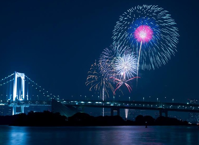 Những màn trình diễn pháo hoa luôn lộng lẫy và nổi bật giữa đêm mùa hè Nhật.
