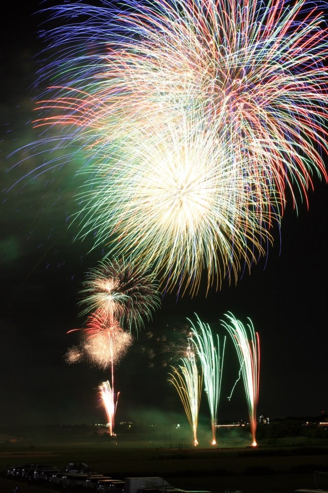 Lễ hội pháo hoa thường diễn ra vào những ngày cuối tuần tại các bờ biển, sông, hồ và những nơi thoáng đãng trên khắp nước Nhật. Ngay từ tháng 6, một số trang mạng uy tín của Nhật đã cho đăng tải tỉ mỉ những nơi diễn ra lễ hội, pháo hoa sẽ bắn bao nhiêu quả, trong vòng bao nhiêu phút. Điểm lý tưởng và cách đi đến để vui chơi, ngắm pháo hoa.