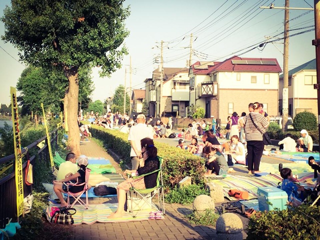 Tháng 8 là cao điểm nghỉ hè - mùa đi chơi của học sinh Nhật. Ngoài những lễ hội pháo hoa còn có Obon - lễ hội cúng tổ tiên của người Nhật diễn ra từ ngày 13 đến 16/8. Những ngày này các phương tiện đi lại và các điểm nghỉ ngơi giá rẻ sẽ chật cứng du khách lẫn người địa phương.