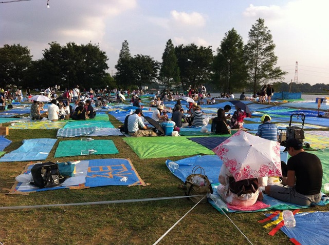 Để có thể thưởng lãm trọn vẹn những màn biểu diễn pháo hoa tuyệt đẹp, nhiều người (thường là người trẻ) thường chọn cách cắm trại qua đêm với túi ngủ, lều, tấm trải ở những nơi thoáng đãng nhất. Ngoài ngắm, chụp ảnh pháo hoa, đây còn là dịp để bạn tha hồ thưởng thức các món ăn truyền thống mùa hè tại các lều bạt dựng lên chung quanh khu vực có bắn pháo hoa và mua trang phục, đồ lưu niệm.