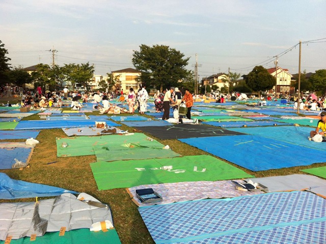 Du khách chờ đêm xuống để ngắm pháo hoa.