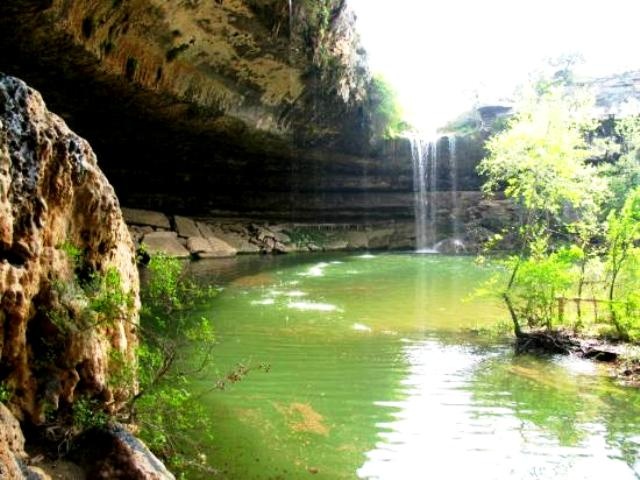 Hồ Hamilton nằm ở bang Texas của Hoa Kỳ, cách thành phố Austin khoảng 37 km. Từ năm 1960, hồ Hamilton đã trở thành một điểm đến yêu thích trong mùa hè cho cư dân và du khách đến thành phố.