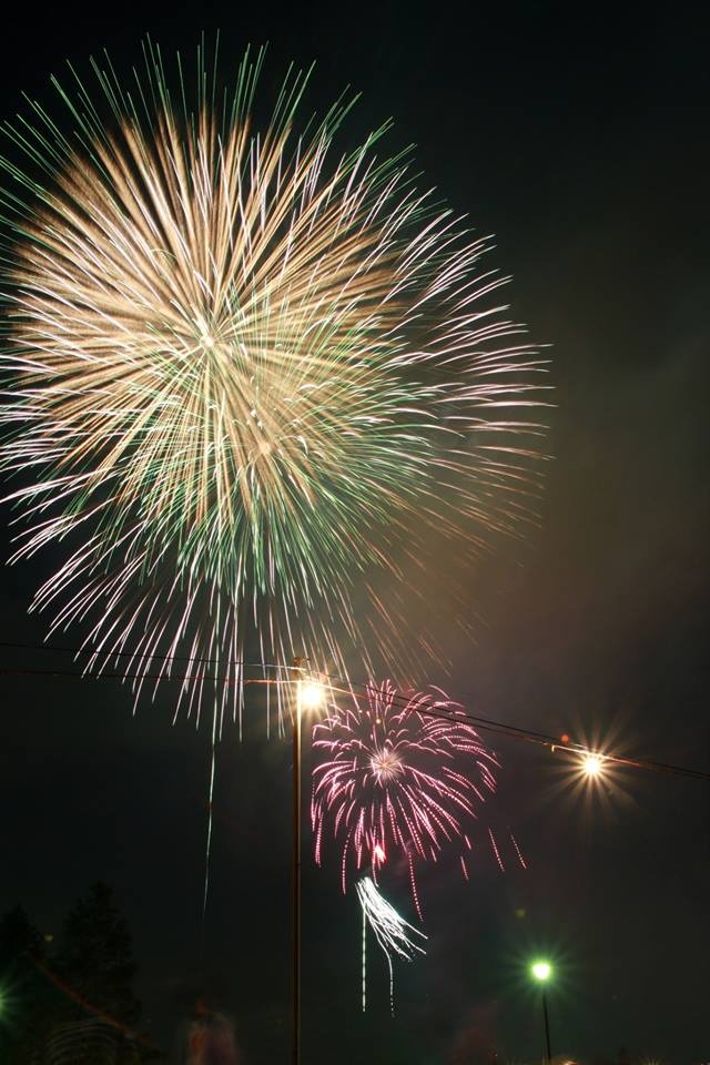 Những du khách có kinh nghiệm đi xem và chụp ảnh pháo hoa sẽ nhắn tin cho nhau về những địa điểm ngắm đẹp, mua nước uống, bánh kẹo, cơm lót dạ qua đêm ở đâu rẻ… Vì có những điểm nước uống sẽ có giá cao hơn bình thường (do khó vận chuyển), buổi tối thì hàng quán nghỉ bán, nên thức khuya sẽ đói mà không có gì ăn.