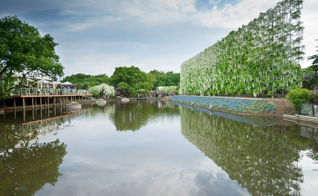 Hiện nay với nhiều người Nhật, lễ hội Hanabi với lễ hội hoa anh đào luôn là một sự kiện trọng đại, được mong chờ hàng năm. Cũng như mùa hoa anh đào, vào mùa pháo hoa sẽ có rất nhiều người dân và du khách đi dạo trong trang phục yukata (kimono mùa hè), uống nước giải khát lạnh và mang uchiwa (quạt) tại các địa điểm bắn pháo hoa vào những đêm hè oi bức. Rồi khi ngắm những bông pháo rực rỡ nở tung trên bầu trời đêm, các gia đình lại tổ chức ăn uống.