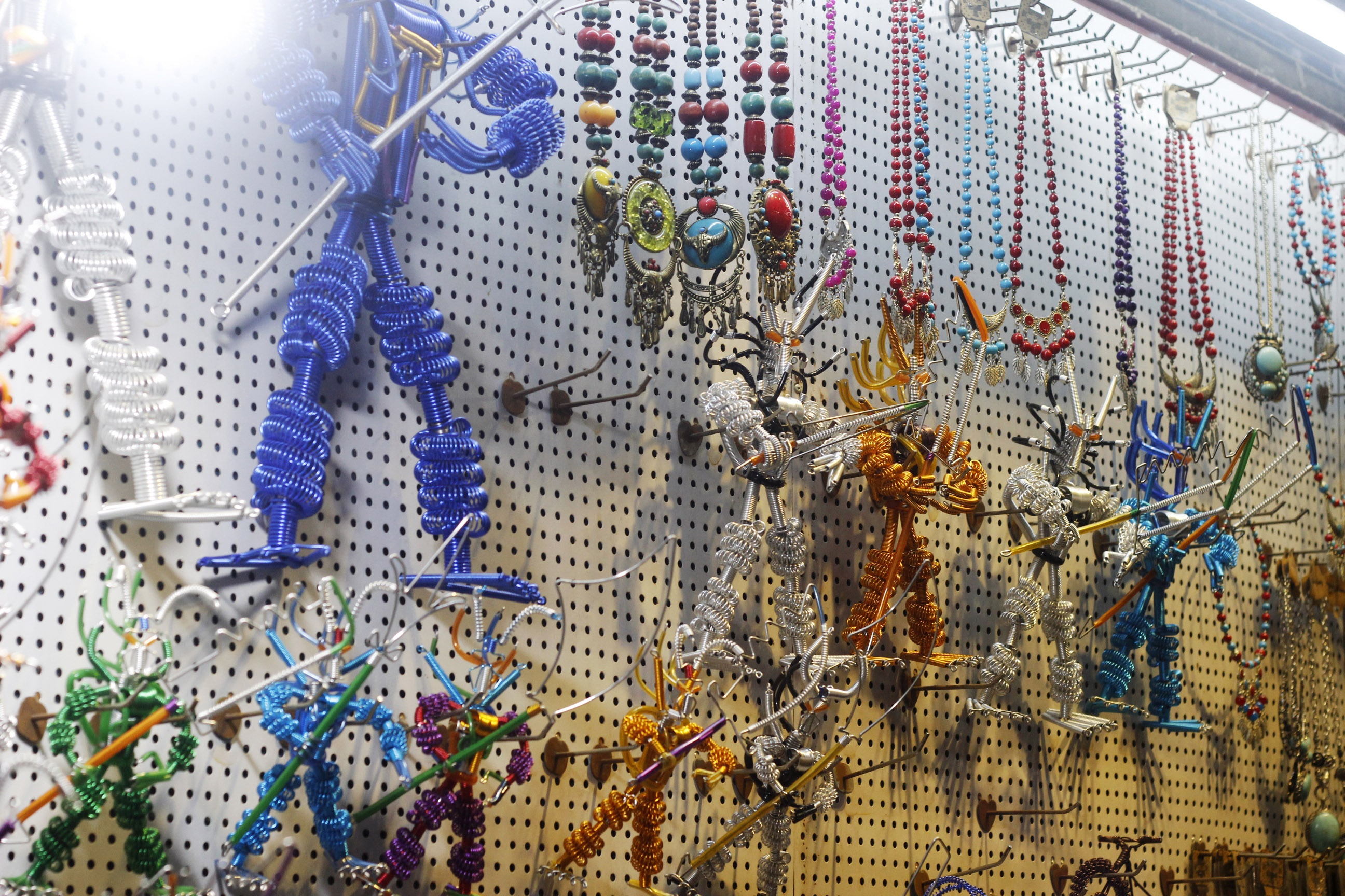 Không chỉ chiều lòng các bạn gái, phố Tây cũng khiến các bạn trai phải thích thú  vì những thứ đồ chơi dành riêng cho mình.