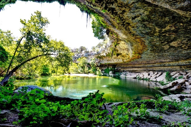 Hồ Hamilton được hình thành từ hàng ngàn năm trước đây khi vùng đất rộng lớn bị sụp xuống sông do xói mòn.