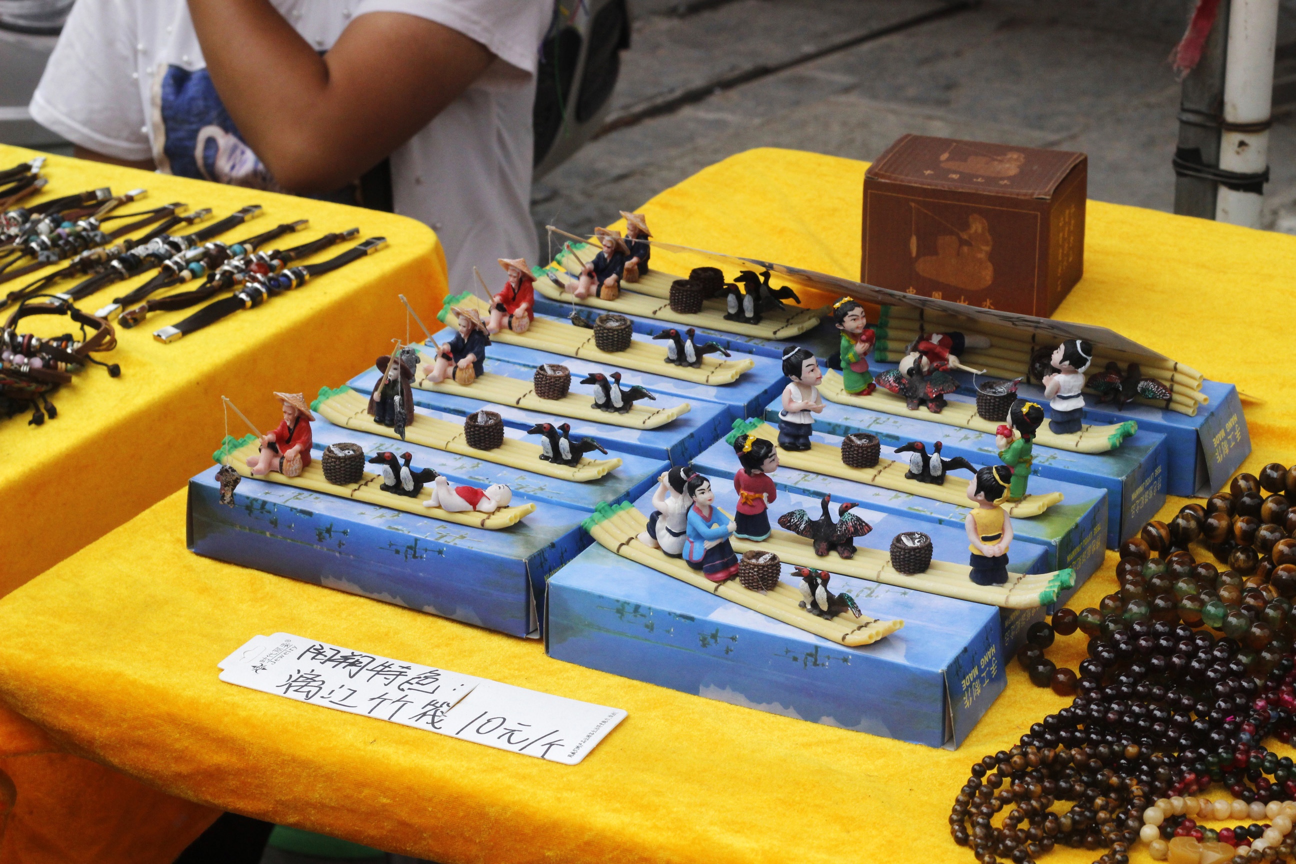 Không ai không biết đến nghệ thuật đánh cá bằng chim cốc trên sông Li vô cùng nổi tiếng, chỉ 10 tệ là có thể sở hữu một bức tượng xinh xắn như thế trong tủ đồ của bạn.