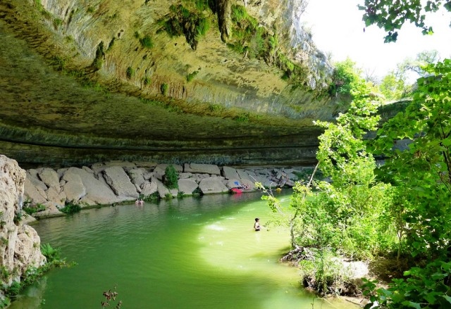 Nước hồ có nước màu xanh lá cây, bao quanh bởi vách đá và nhũ đá lớn lơ lửng từ các cạnh của vách đá. Gần đó là thác nước cao 15 mét. Ngoài ra, các cấu trúc đá hình vòm được hình thành bên trên mặt hồ vô tình tạo bóng mát cho du khách thư giãn và tận hưởng không gian trước và sau khi bơi.