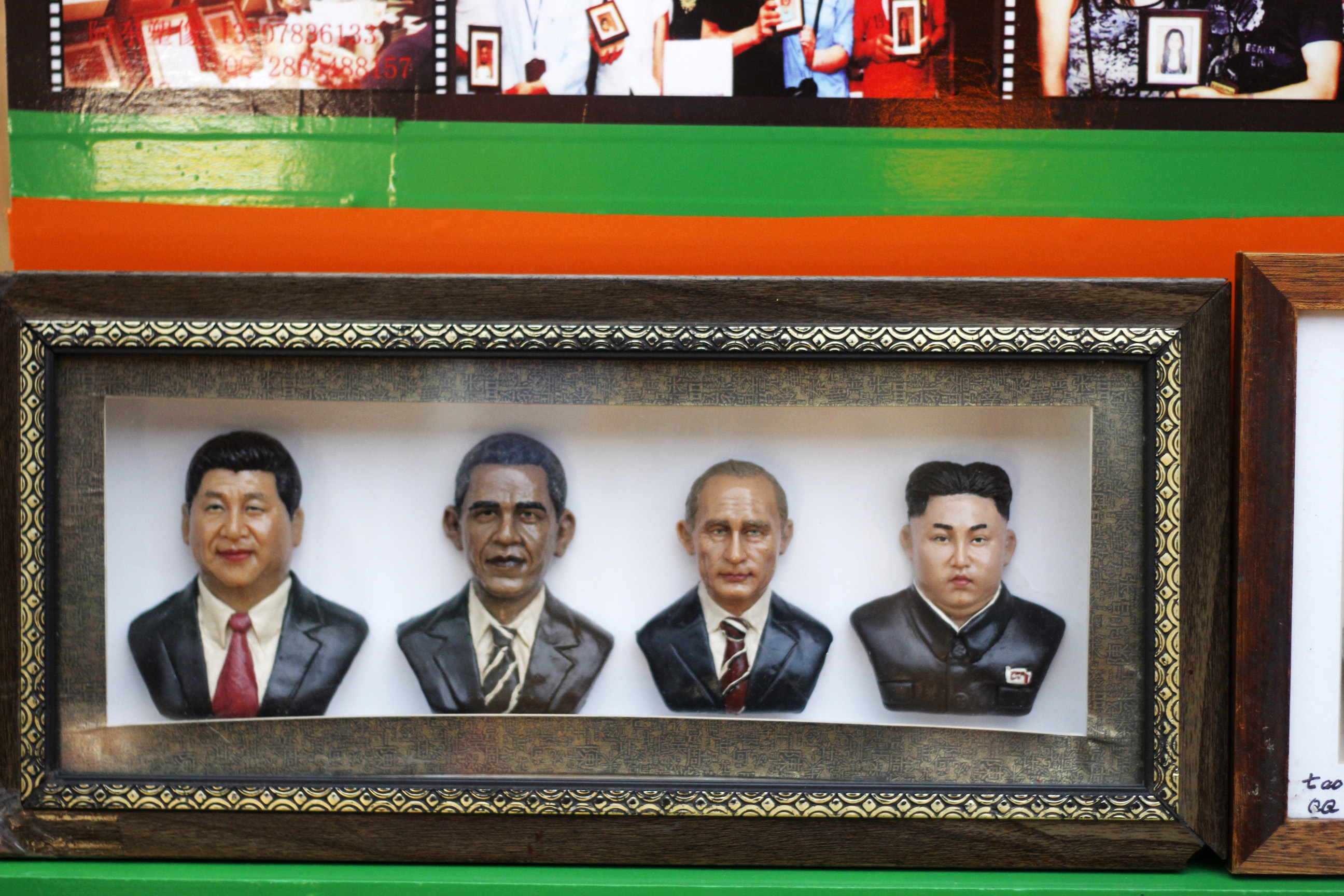 Bạn muốn một món quà mang dấu ấn của riêng mình? Hãy đến cửa hàng này để chủ quán nặn một bức tượng “sao y nguyên bản” như các vị lãnh đạo này nhé!