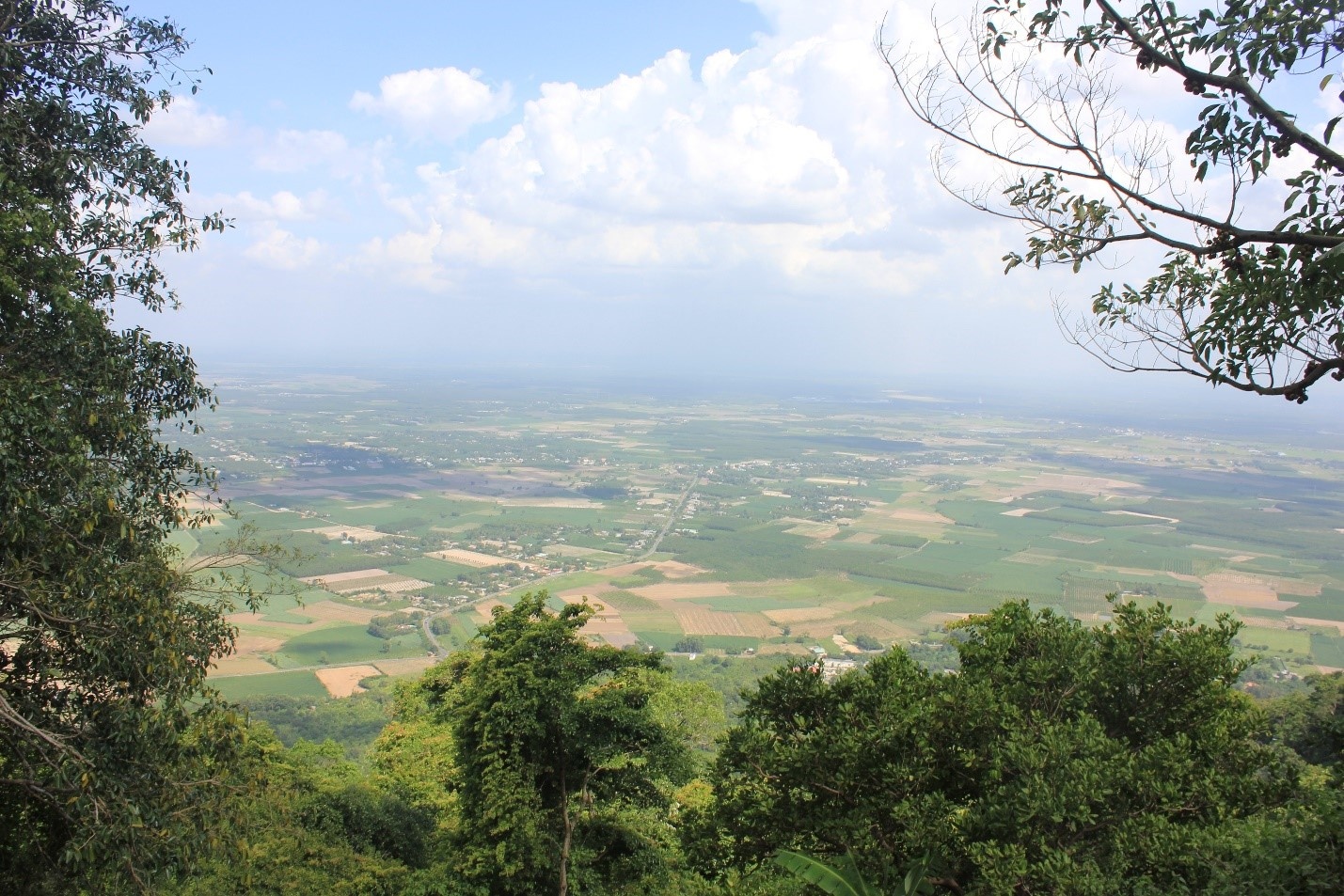 Mãi lo cắm cúi leo núi, một người trong đoàn chúng tôi la toán lên, vì nhìn lại toàn cảnh Tây Ninh hùng vĩ hơn bao giờ hết. Một vẻ đẹp của vùng đồng bằng trải dài bằng màu xanh mượt mà của rừng cây và những thửa ruộng hoa màu nơi đây.