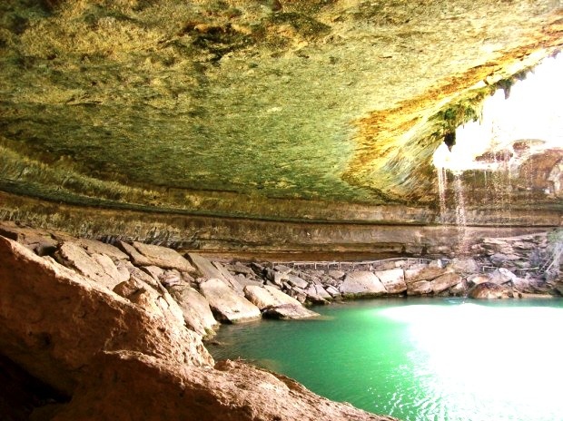 Tuy nhiên, những người có trách nhiệm bảo tồn địa danh tuyệt vời này đã bày tỏ lo ngại lượng khách ghé thăm ngày càng tăng có thể ảnh hưởng đến cảnh quan tự nhiên của hồ Hamilton.