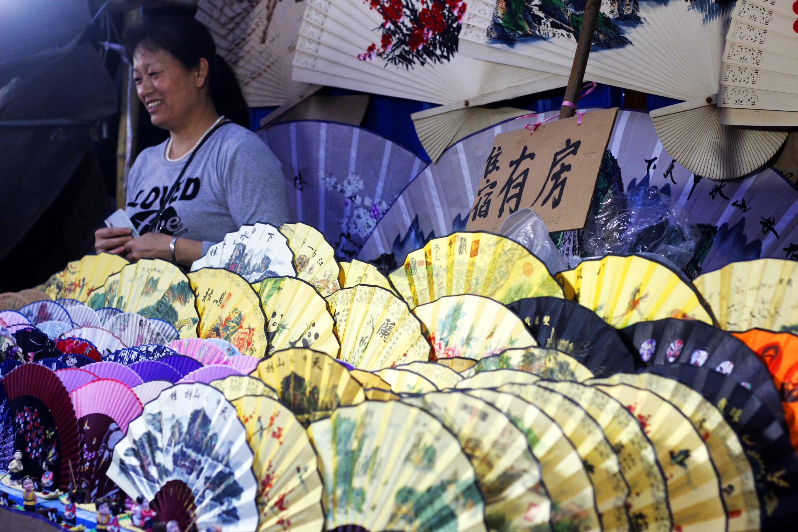 Mua một chiếc quạt giấy vẽ phong cảnh non nước hữu tình và nhờ người bán hàng đề chữ thư pháp lên giúp bạn. Họ thực sự là những nghệ nhân đấy!