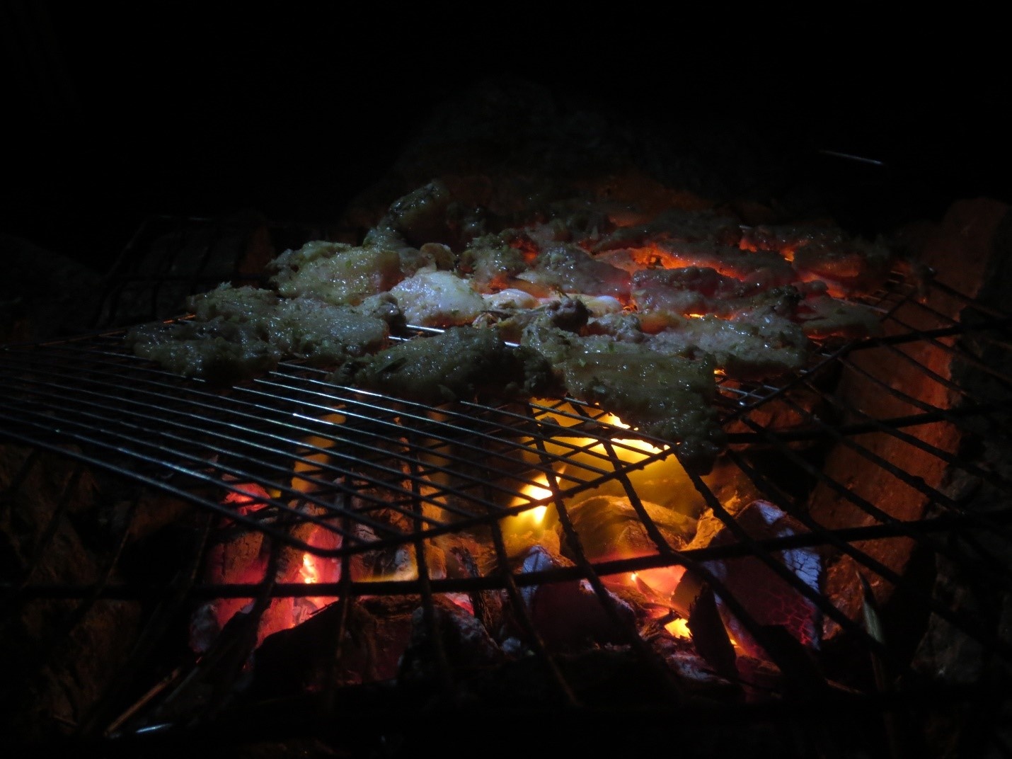 Nếu bạn thiếu nước hoặc mang theo dự trữ chuyến leo núi về, bạn có thể vào đồn Biên phòng mua nước, và mua mỳ ly để tiếp lương thực cho bạn. Tuy giá cao do chi phí vận chuyển, nhưng cũng giúp bạn phần nào khi cắm trại qua đêm và xuống núi. Đoàn chúng tôi cắm trại và quay quần cùng nhau bên bếp nướng thịt đã chuẩn bị trước khi đi.