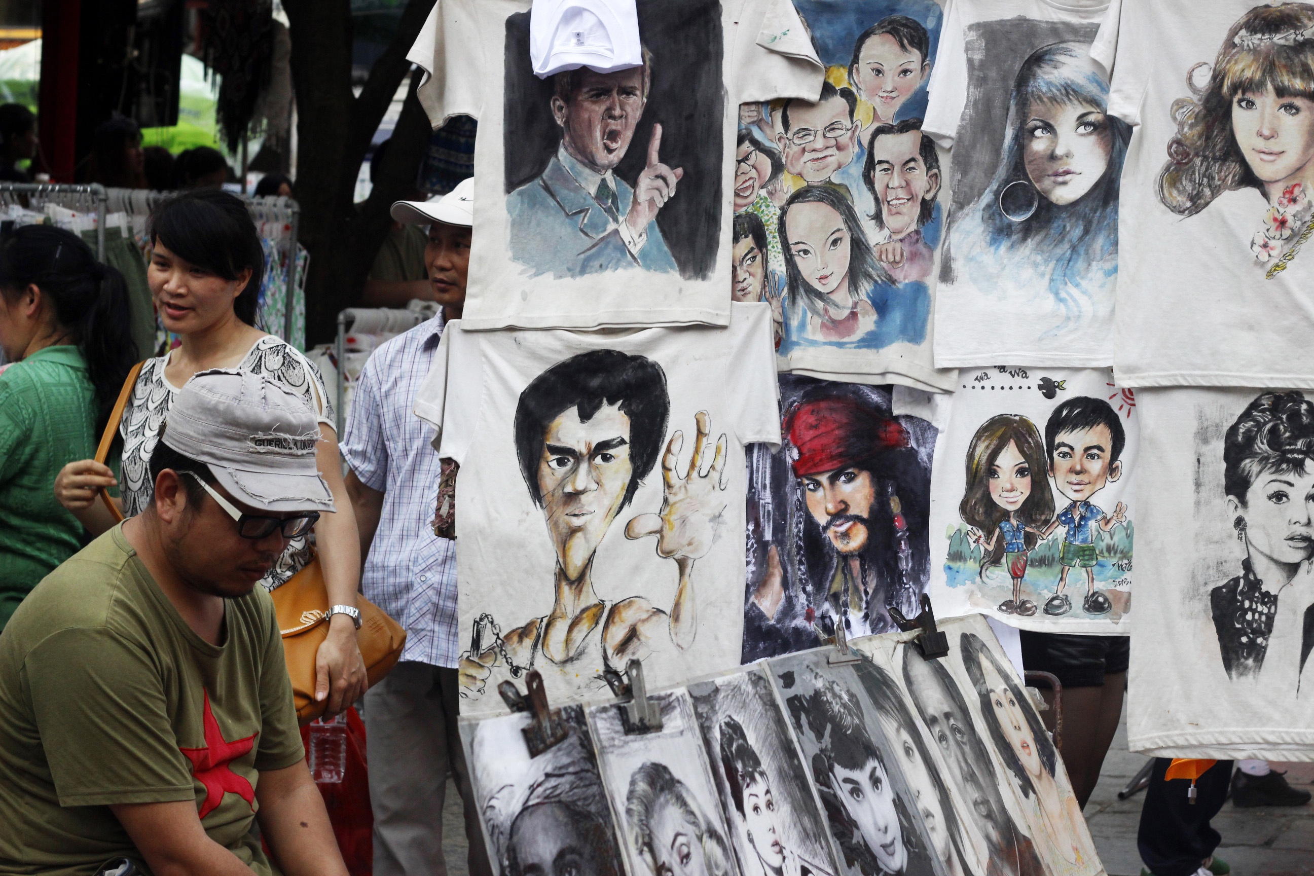 Hãy sở hữu một chiếc áo vẽ bạn theo phong cách không đụng hàng để diện chơi  trong mấy ngày ở Dương Sóc nhé!