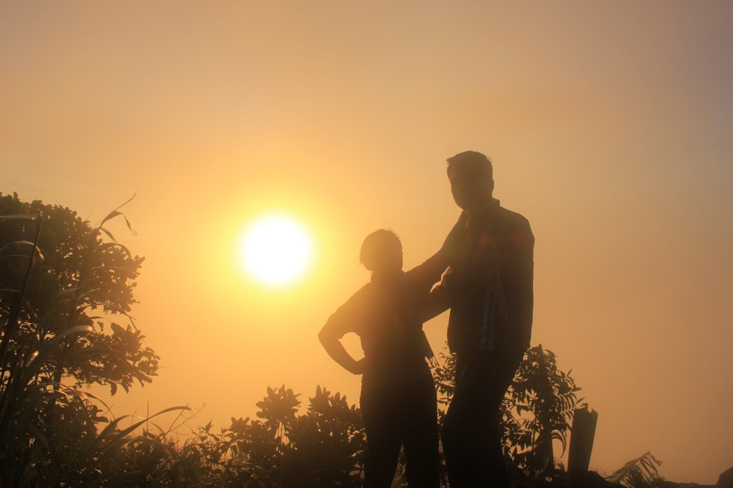 Chúng tôi trò chuyện cùng các anh Biên phòng, và được các anh cho 1,5l nước khi ngớ người ra vì nước dự trữ còn khá ít. Chúng tôi quay quần cùng nhau bên bếp lửa khi trời sương khá mù mịt. Gió khá mạnh, sương đọng vào lều, tí tách rơi vào giọt vào mặt chúng tôi khi đồng bọn đang ngủ. Chúng tôi khá nôn nóng để đón bình minh và ngắm mây vào buổi sáng mai. Và đúng 5h00, chúng tôi thức dậy, và ra tảng đá để ngắm bình minh trên đỉnh. 