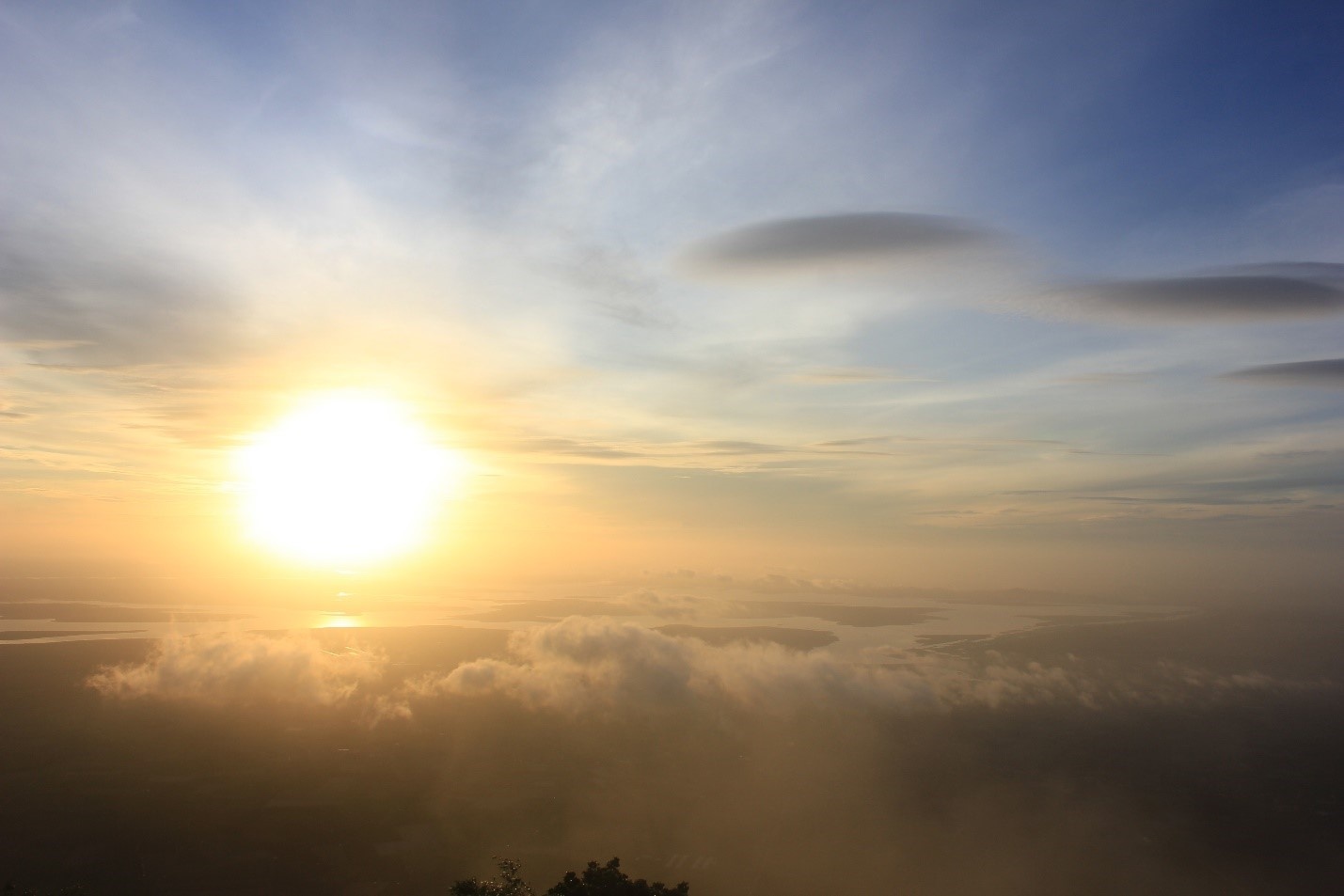 Chúng tôi đờ người ra bởi cảnh đẹp nơi đây. Phóng tầm mắt là bao quát cả thành phố Tây Ninh. Sương mù vẫn khá dày, và đoàn chúng tôi bắt gặp vài lãng mây bay qua lại nơi đây. Mây không nhiều như Y Tý, Tà Xùa,… nhưng đoàn chúng tôi thấy hạnh phúc vô cùng khi ở miền Nam, nơi mà chúng tôi chưa từng nghĩ sẽ thấy mây được như vậy. Chuyến đi đong đầy cả tình bạn lẫn cái tình với cảnh vật nơi đây. 