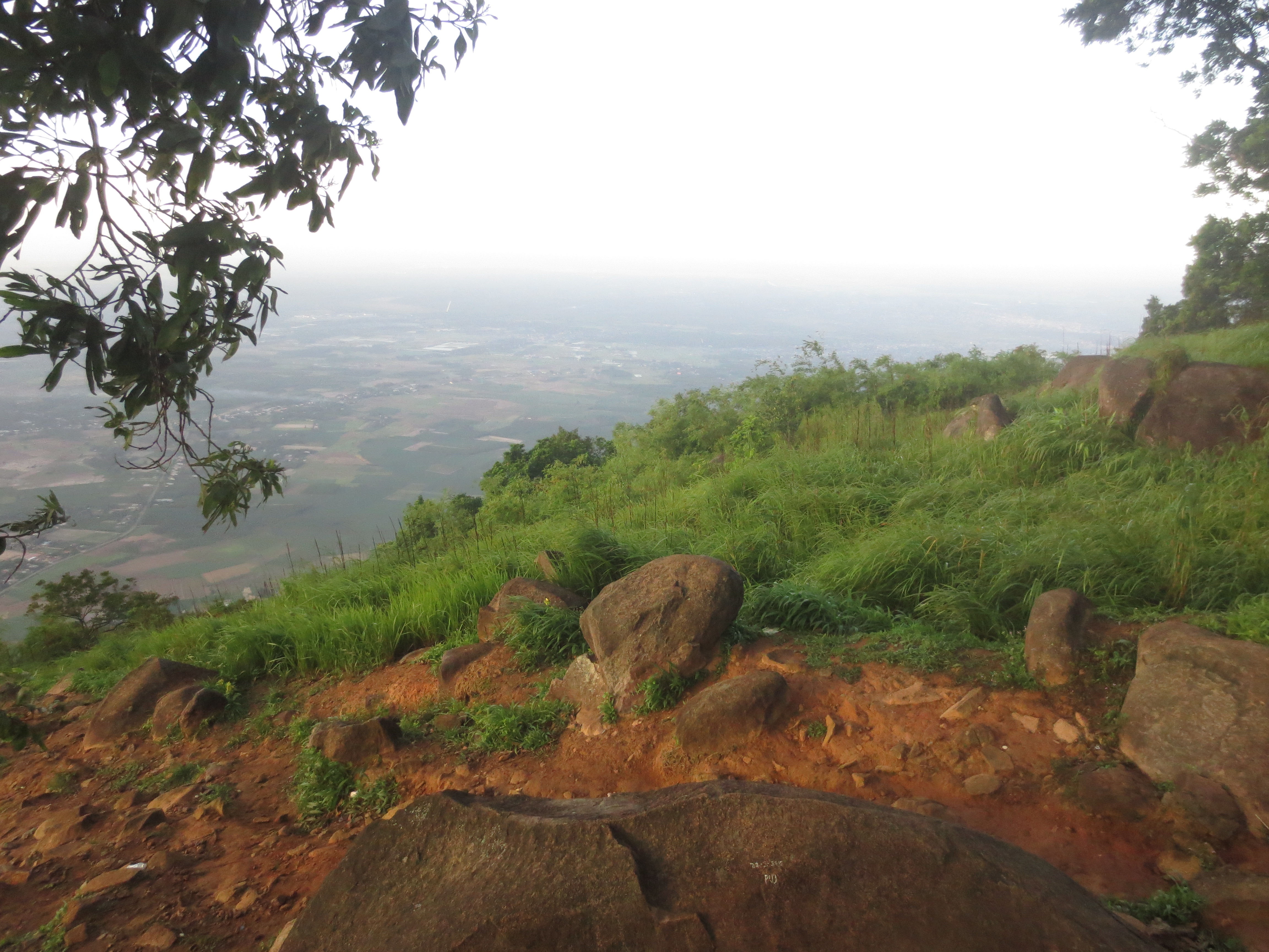 Trên đường đi, chúng tôi bắt gặp một cái láng bán nước, dừng chân nghỉ ngơi tại đây và trú mưa. Cơn mưa nhỏ không cản được ham muốn đặt chân lên đỉnh trước khi trời tối của chúng tôi. 