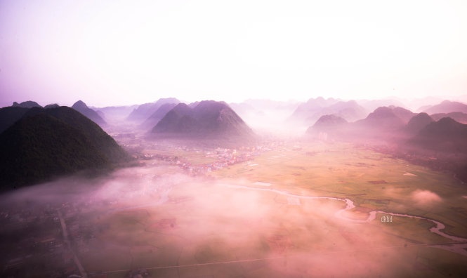 Mùa này, khung cảnh Bắc Sơn mỗi lúc càng trở nên khác biệt. Không giống nhiều nơi, lúa ở đây không trồng đồng loạt nên ngay cả ngày mùa vẫn thấy được những thửa xanh non, đã gặt xong hay còn đang làm đất chờ cấy mạ.