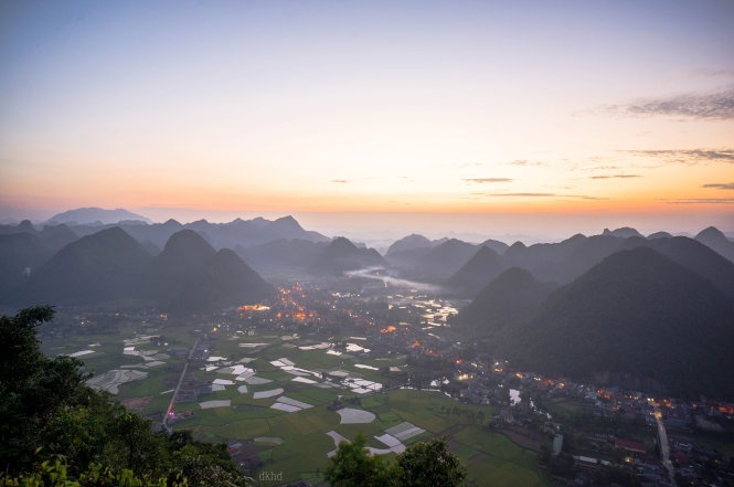 Cả thung lũng hiện ra yên bình và tràn ngập sắc màu của thiên nhiên. Những nếp nhà, con đường trở nên bé nhỏ và bóng người trên cánh đồng thành chấm tí hon. Đâu đó, làn khói của người đốt rơm rạ bay lên như nét chấm phá giữa bức tranh rộng lớn.