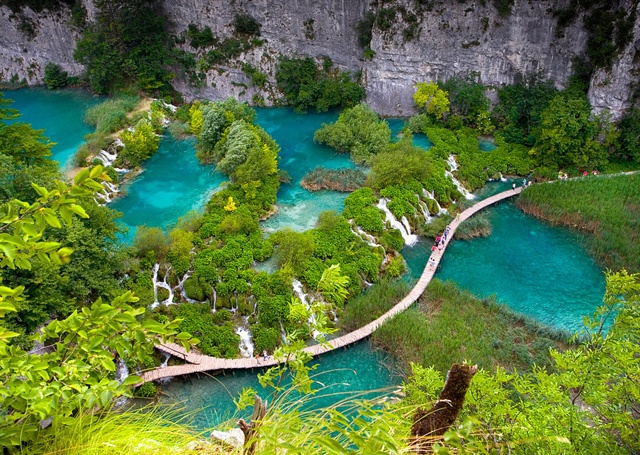 Hồ Plitvice, Croatia: Hồ Plitvice tọa lạc tại một khu rừng nguyên sinh ở Croatia được ví như là “khu vườn cổ tích” đẹp nhất châu Âu bởi cảnh sắc thiên nhiên vô cùng độc đáo. Nơi đây là sự kết hợp hoàn hảo của mười sáu cụm ao hồ và thác nước đẹp lung linh, mê hoặc lòng người.  Màu sắc của nước hồ Plitvice thay đổi liên tục do số lượng khoáng chất trong nước và sự phản chiếu ánh sáng mặt trời ở những góc độ khác nhau từ xanh ngọc, xanh dương, xanh lá cây đến sắc xám quyến rũ.  Không chỉ vậy, hồ Plitvice còn là nơi trú ngụ của những loài nai, gấu, chó sói, mèo rừng, heo rừng và các loài chim quý hiếm, sẽ cho du khách những trải nghiệm du lịch đầy thú vị.