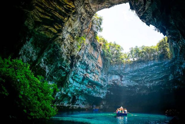 Hồ Melissani Cave, Hy Lạp: Hồ Melissani được hình thành sau một trận động đất, tạo nên khung cảnh thiên nhiên đẹp tuyệt mỹ. Bầu trời trong xanh, hang động huyền bí, nước hồ trong vắt và không gian thoáng mát sẽ cho du khách những trải nghiệm đáng nhớ khi khám phá Melissani Cave.