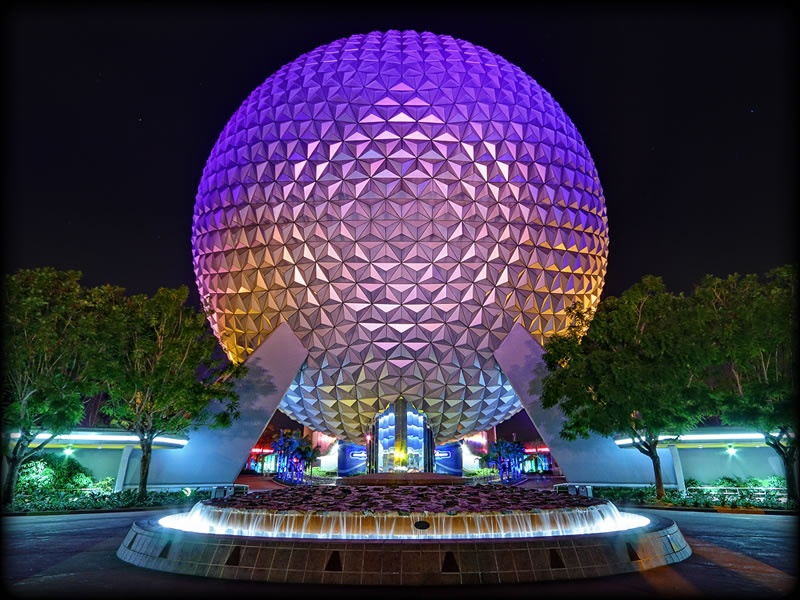 Công viên Epcot, Florida- Disney có 4 công viên giải trí tại Orlando, 3 trong số này hướng về trẻ con, như Magic Kingdom, Animal Kingdom và Hollywood Studios. Còn riêng Epcot là một công viên giải trí cho người lớn với lượng khách du lịch nhiều hơn hẳn. Epcot có hai khu rất lớn, một khu hướng về thế giới tương lai và một khu mô tả thế giới hiện đại, với kiến trúc, thức ăn, và văn hóa của nhiều nước trên thế giới, như Anh, Pháp, Mỹ, Trung Đông, Nhật, Trung Quốc... 