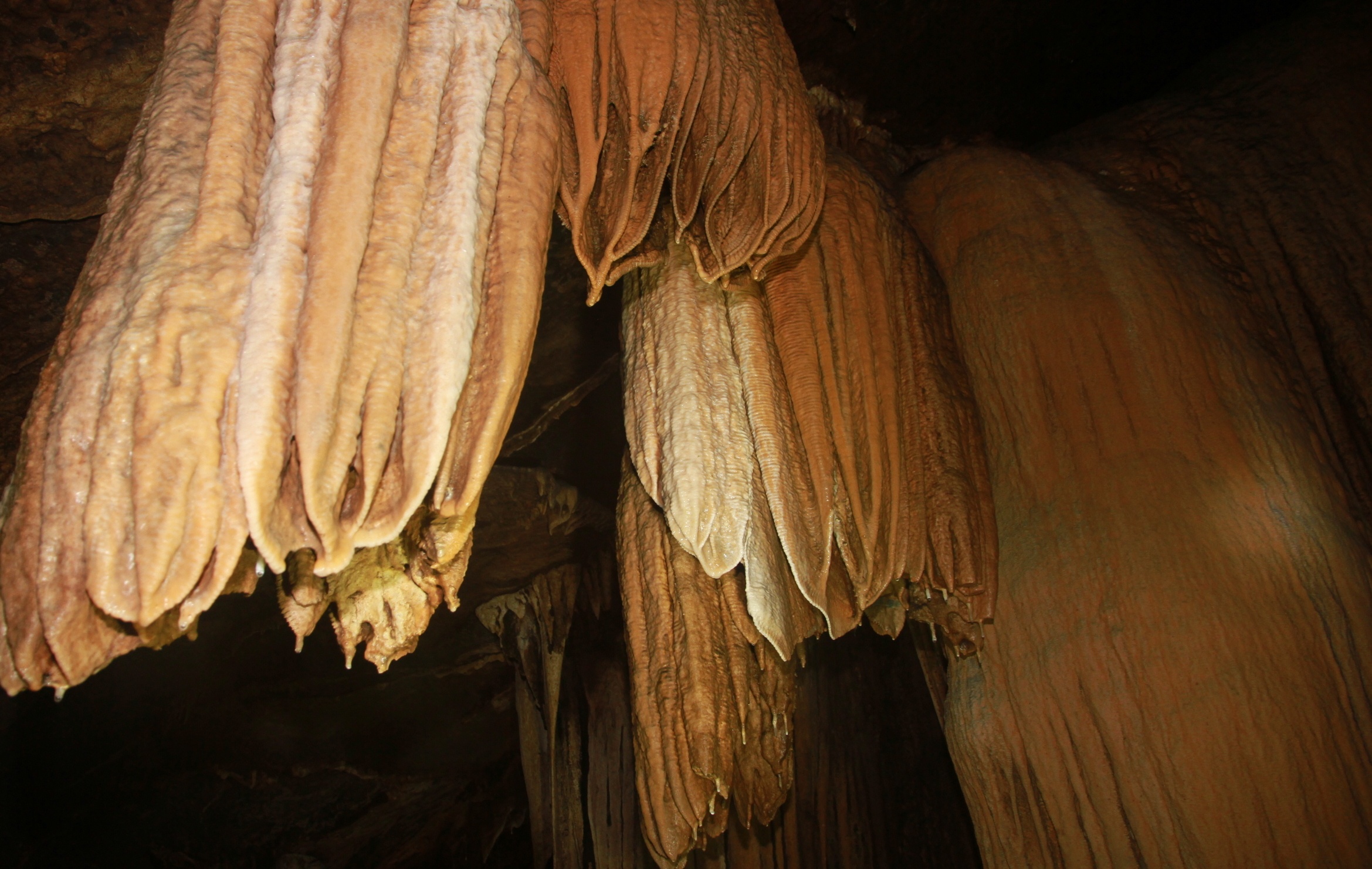 Nhung khoi thach nhu hinh thu ky thu trong hang dong Brai hinh anh