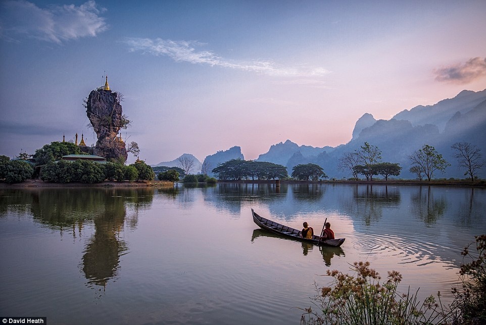 Nhiếp ảnh gia David Heath đã bị mê hoặc bởi hồ Kyauk Ka Lat tại Hpa-An, bang Kayin, ngắm nhìn những nhà sư đang chèo thuyền hướng về một ngôi chùa.