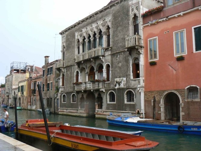 lâu đài cổ Mastelli xây dựng từ thế kỷ 12 với mặt tiền nhìn ra kênh, bạn sẽ nhìn thấy ba bức tượng phía sau lâu đài. Theo truyền thuyết, đó là nhóm thương gia bất lương chủ lâu đài bị lời nguyền hóa đá của một phụ nữ Venetian khi khám phá âm mưu lường gạt của chúng.