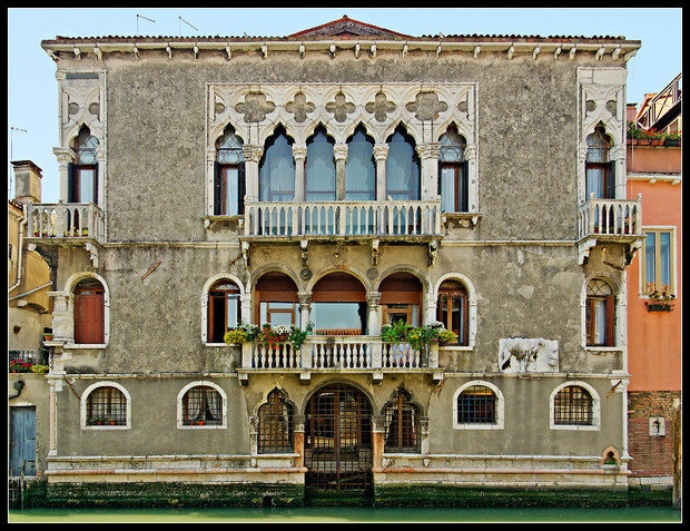 Dân bản địa cho rằng nhiều linh hồn vẫn còn lẩn khuất trong lâu đài và mỗi ngày tiếng chuông trong các phòng của lâu đài lại vang lên vào đúng một khung giờ. Đồng thời, những tiếng động kỳ lạ phát ra từ gầm cầu thang tương tự bước chân của một người nào đó.