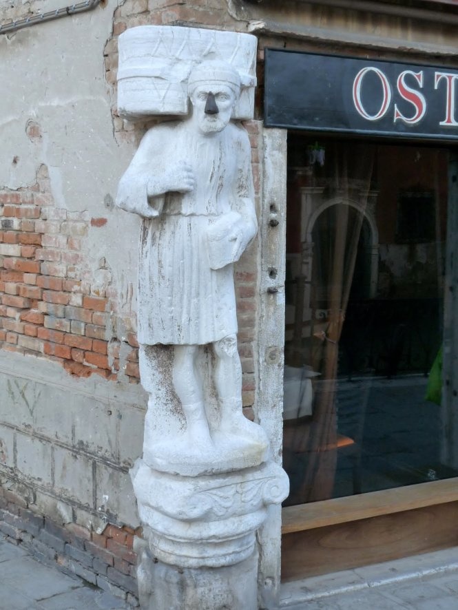 Thêm nữa, các cửa sổ lâu đài tự đóng và mở dù chẳng có người ở đó! Hiện tượng siêu nhiên này đã thu hút nhiều du khách trẻ khi đến Venice...