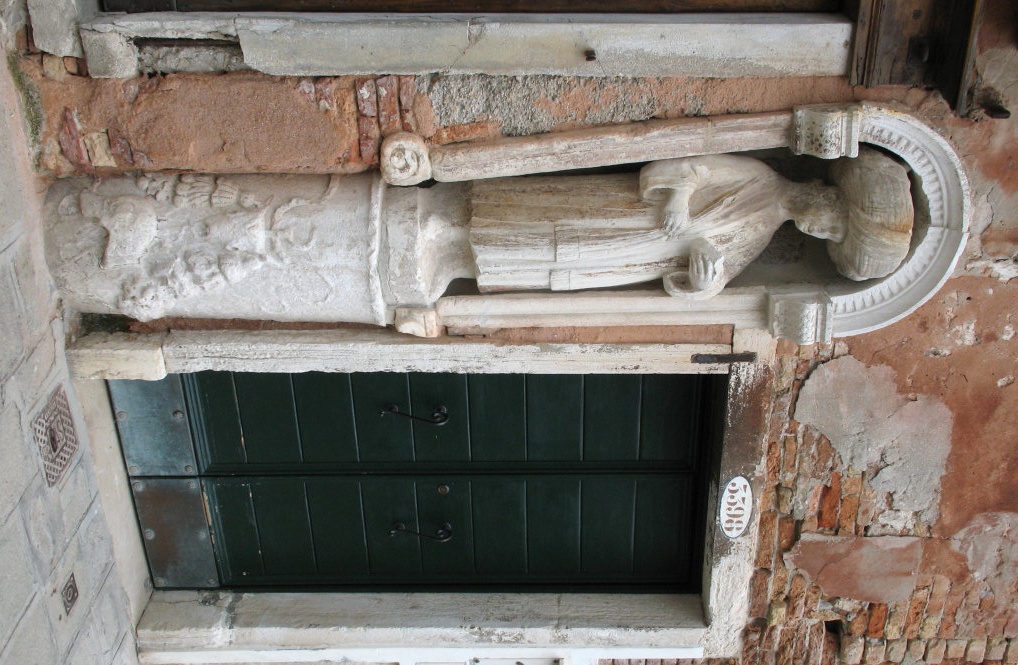 Tượng một trong ba gian thương, chủ lâu đài Mastelli, bị hóa đá