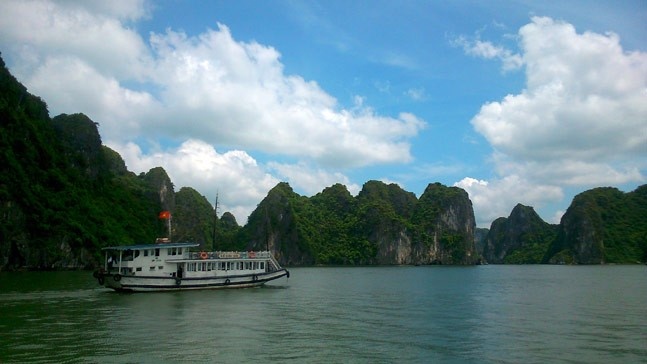 Vịnh Hạ Long. Ảnh: Jugal R. Purohit.