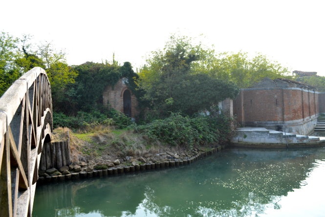 Poveglia, hòn đảo không thanh thản bởi được cho còn nhiều linh hồn vất vưởng lang thang khắp đảo khi đêm xuống. Đây từng là nơi cách ly và chôn cất hơn 160.000 người bệnh dịch hạch ở Venice. Và những bệnh nhân tại một bệnh viện tâm thần xây dựng trên đảo đã không ngừng than phiền họ bị... ma ám!