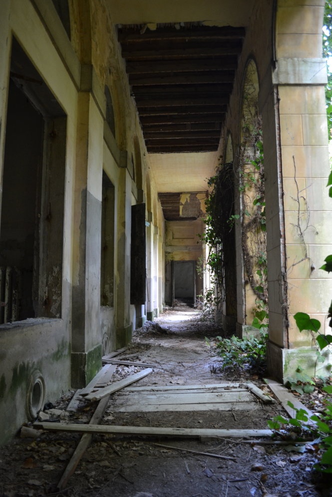 Tuy nhiên nhà sử học kiêm tiểu thuyết gia địa phương Davide Busato cho rằng không có bệnh viện tâm thần trên đảo mà chỉ có nơi cách ly các bệnh nhân trong mùa dịch, sau đó trở thành một trung tâm điều dưỡng và nhà dưỡng lão trước khi bị bỏ hoang vào năm 1968.  Poveglia trải qua nhiều đời chủ nhưng tất cả đều tháo chạy trước những hiện tượng bí ẩn xảy ra trên đảo.