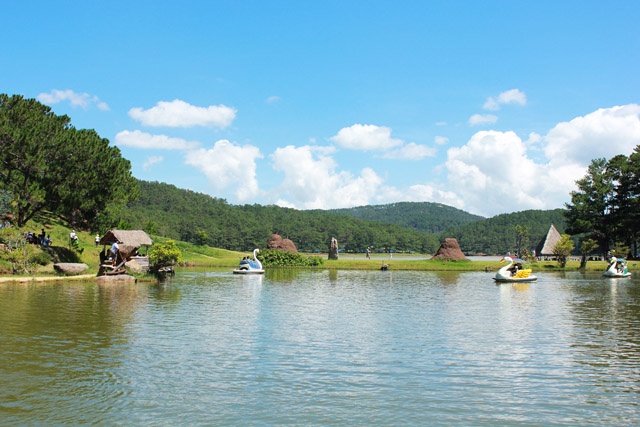 Bồng bềnh sương gió đỉnh Langbiang: Buổi chiều là thời điểm lý tưởng để chiêm ngưỡng đỉnh Langbiang - “nóc nhà” của Đà Lạt. Để lên đến đỉnh, bạn có thể di chuyển bằng xe jeep để tiết kiệm thời gian và tận hưởng cảm giác rùng mình khi xe lao vút trên những con dốc nằm giữa đồi thông cao vút, rồi đột ngột nghiêng người khi xe bẻ lái qua một khúc cua gấp.