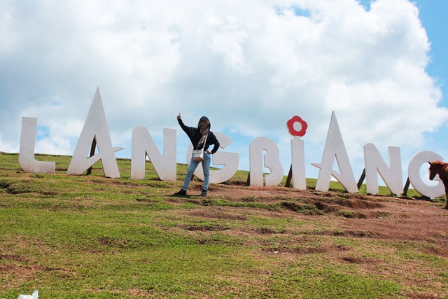 Dạo chơi quanh đỉnh núi, hít thở không khí lạnh đặc trưng của cao nguyên, đứng trên đỉnh đồi Ra đa, bạn sẽ có dịp ngắm toàn cảnh bức tranh phong cảnh Đà Lạt. Phóng tầm mắt ra xa là một màu xanh ngút ngàn của cây cỏ, mây núi hòa quyện vào nhau, dòng Đanika hiền hòa uốn lượn quanh chân núi và thấp thoáng những mái nhà.