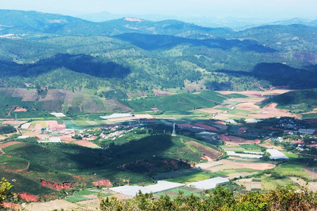 Chiều dần buông, tia nắng cuối ngày chiếu xiên qua mây, phản chiếu màu vàng lấp lánh trên mặt hồ, sương mù bảng lảng ùa về. Cảm giác như đang lạc vào chốn bồng lai tiên cảnh.