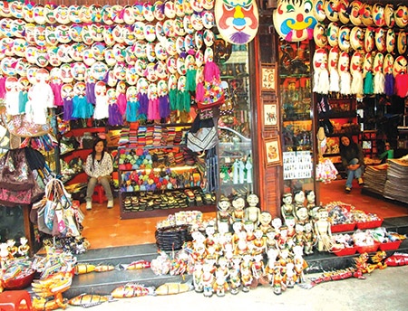 Một cửa hàng bán đồ lưu niệm trên phố cổ Hà Nội.