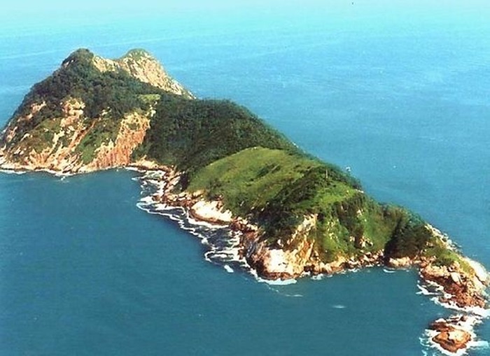 Iiha da Queimada Grand nằm trên Đại Tây Dương, thuộc Brazil cách Sao Paolo 35km. Điều đặc biệt là trên đảo này chỉ có rắn sinh sống.