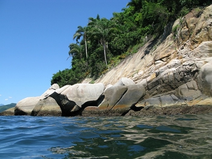 Trên đảo có một ngọn hải đăng. Chuyên trang du lịch nổi tiếng Listverse đã chọn hòn đảo này là địa điểm du lịch kinh khủng nhất thế giới.