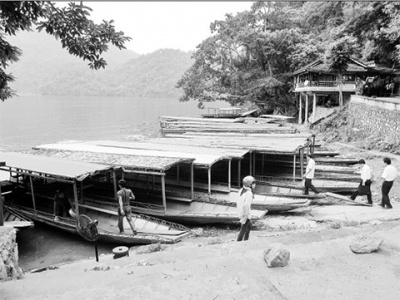 Phương tiện đưa đón khách tham quan hồ Ba Bể đều là những xuồng máy cũ, tiếng ồn lớn, mất an toàn.
