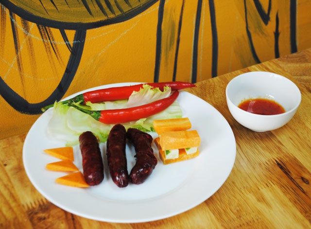 Ở An Giang, tung lò mò được ăn không như xúc xích còn tại Sài Gòn thì có thêm nước mắm, rau củ.