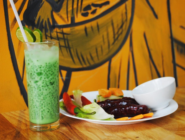 Ngoài tung lò mò, quán còn phục vụ nhiều món ăn ba miền và các thức uống mới lạ.