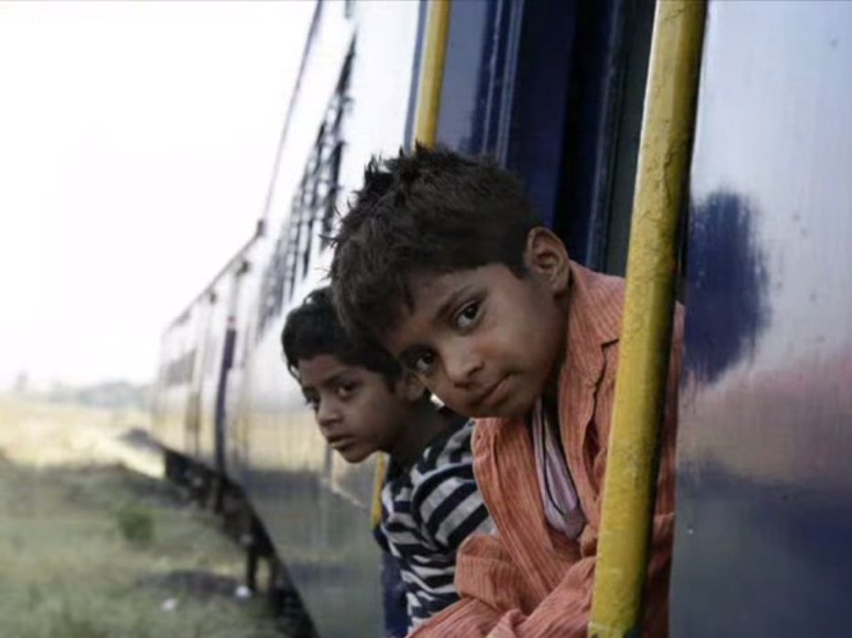 Triệu phú khu ổ chuột: Phim kể về một thiếu niên lớn lên trong khu ổ chuột ở Ấn Độ, và sau đó đã giành chiến thắng trong show truyền hình “Ai là triệu phú”. Bộ phim đã hiển thị rõ một Ấn Độ đông đúc, dơ bẩn, và nghèo đói. Nhưng dù sao bộ phim cũng kích thích sự tò mò muốn khám phá của khán giả trên khắp thế giới, những người chưa bao giờ được đặt chân tới Ấn Độ.  Các cảnh quay chủ yếu trong phim là ở các thành phố Agra và Mumbai.