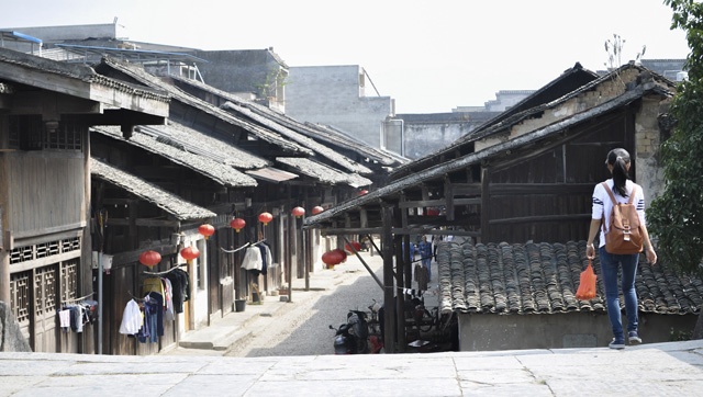 Cách đi và thời điểm tham quan: Từ Hà Nội bạn có thể mua vé xe hoặc tàu đi thẳng đến Quế Lâm. Sau đó, bắt xe khách tại bến xe Quế Lâm để đi đến Dawei cổ trấn. Từ Quế Lâm ngồi xe chỉ mất 30 phút là đến được trước cổng cổ trấn. Bạn cũng không phải tốn vé tham quan, vì ở đây luôn mở cửa cho du khách tự do chụp ảnh, du ngoạn.  Thời gian tham quan Dawei đặc biệt nhất là vào mùa thu tháng 9 kéo dài đến mùa đông tháng 12. Thời tiết Quế Lâm trời se lạnh, du khách tha hồ thưởng thức nét đẹp sương thu của cổ trấn này.