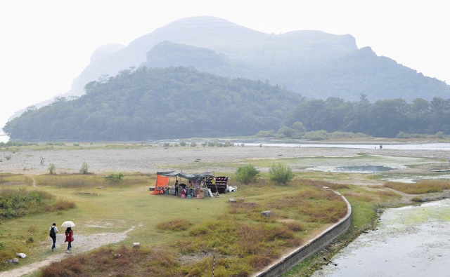 Những điểm tham quan chính - Cầu Vạn Thọ: Cổ trấn Dawei nổi tiếng có cầu “vạn thọ” - cầu nối con sông Mã Hà và Li Giang. được xây dựng vào năm 1899. Bề mặt cầu là những thạch đầu to đã bị mài mòn theo thời gian nhưng vẫn sáng và bền chắc. Phía dưới cầu có những bãi cỏ mọc chen đá rất tự nhiên. Cạnh bên là sông Li Giang nên phong cảnh ở đây rất hoang sơ và tĩnh mịch.