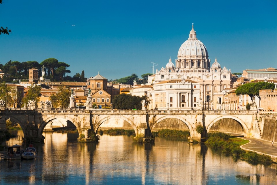 Rome (Italy): Rome là thành phố thủ đô, trung tâm văn hóa và du lịch của Italy. Trong trailer mới về 007 có một số cảnh quay rượt đuổi ngoạn mục bằng xe hơi với tốc độ cao qua các khu phố lịch sử của thành phố như Vatican. Là một thành phố kiến trúc lịch sử, chúng tôi mong đợi Rome sẽ được hiển thị sống động cũng như bị phá hủy phần nào trong phim. May mắn là điều đó chỉ xảy ra trong phim, ngoài đời bạn có thể tham quan tận hưởng vẻ đẹp cổ kính của thành phố được bảo tồn nguyên vẹn. Với hơn 2500 khách sạn để bạn có thể tham quan tại Rome, nên nếu bạn muốn theo chân Bond khám phá thành phố sẽ có rất nhiều sự lựa chọn dành cho bạn.