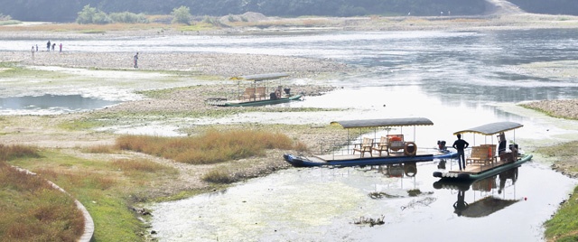 Sông Li Giang: Du khách khi đến Dawei thường thích ngồi bè dạo sông Li Giang, tận hưởng khí trời hiền hòa và thiên nhiên trong lành buổi sáng sớm hay chiều tà.